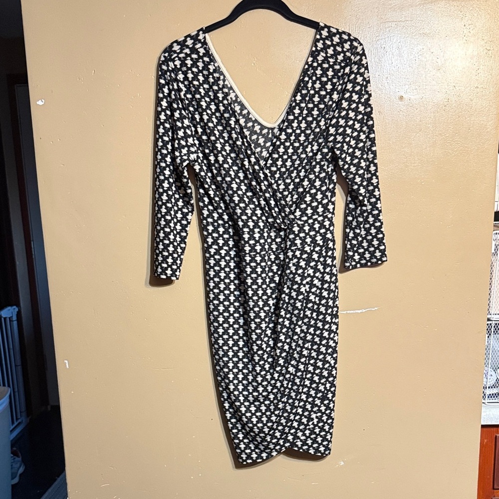 Chic Black and White Geometric Long Sleeve Dress